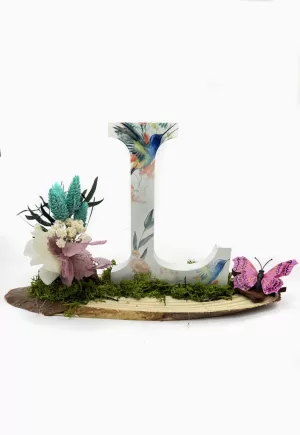 Inicial con base de madera y flores preservadas