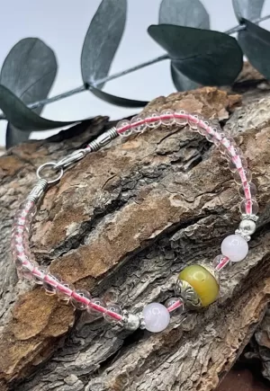 Pulsera de mineral cuarzo rosa.