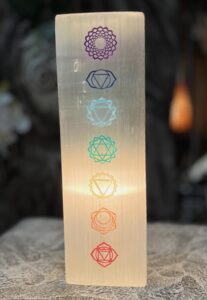 lampara selenita 7 chakras
