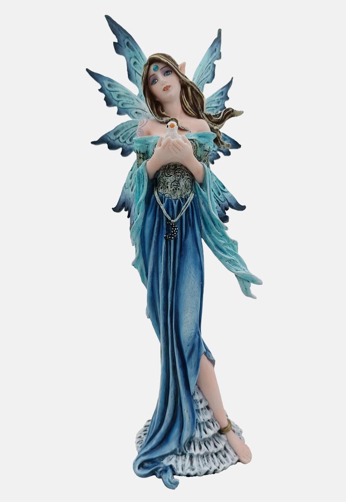 hada pajaro entre sus manos