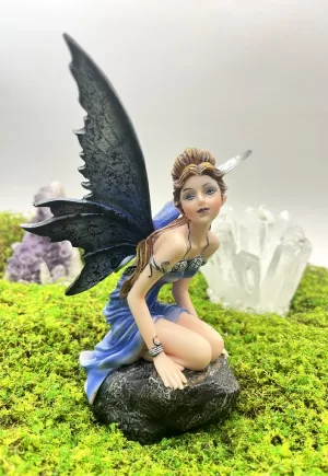 Hada de la suerte Roc Vidia de 16 cm con vestido azul sentada sobre una roca