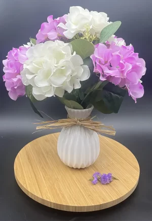 Jarrón con flores lilas