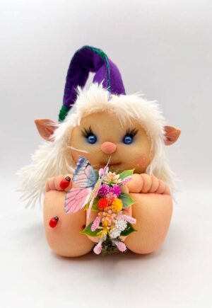 Duende de tela artesanal Loto con flores y mariposa, vista frontal