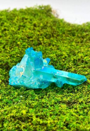Drusa de cuarzo aqua aura azul sobre musgo