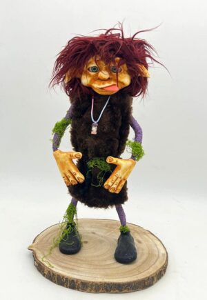 Duende Burlón de 45 cm hecho a mano, sacando la lengua, con melena granate, abrigo de pelo marrón y musgo