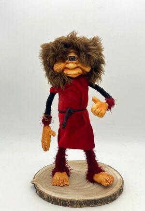 Duende cíclope Brontes de 44 cm hecho a mano, con un solo ojo, melena castaña y túnica roja