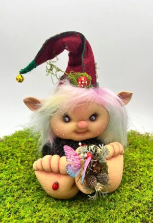 Duende artesanal de tela Iris con gorro granate y pelo de colores