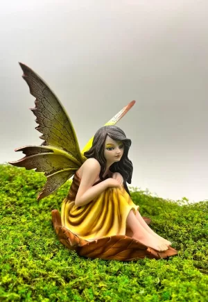 Hada de la suerte Silvermist de 15 cm sentada en una hoja, con vestido amarillo mostaza