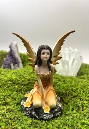 Hada del éxito de 14 cm arrodillada en una roca con flores amarillas, vestido naranja y alas ocre