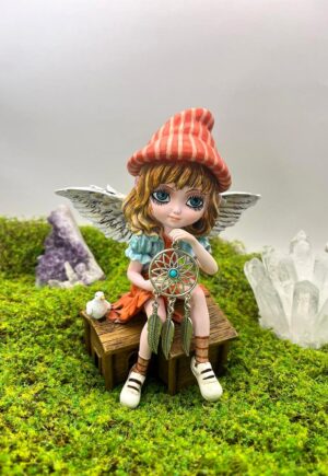Ninfa Dolly Calyra de 19 cm con gorrito de rayas, alas de plumas y un atrapasueños entre las manos