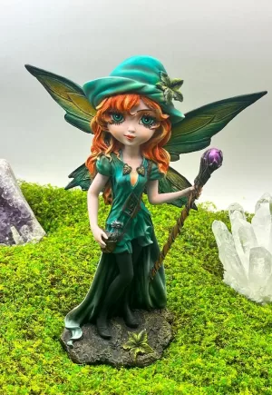 Ninfa del bosque Onirys de 21 cm, colección Dolly, con vestido verde, sombrero y vara con cristal morado